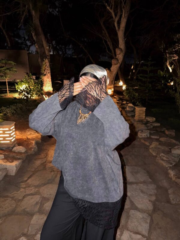 بلوزة  كم دانتيل   Dramatic Sleeves